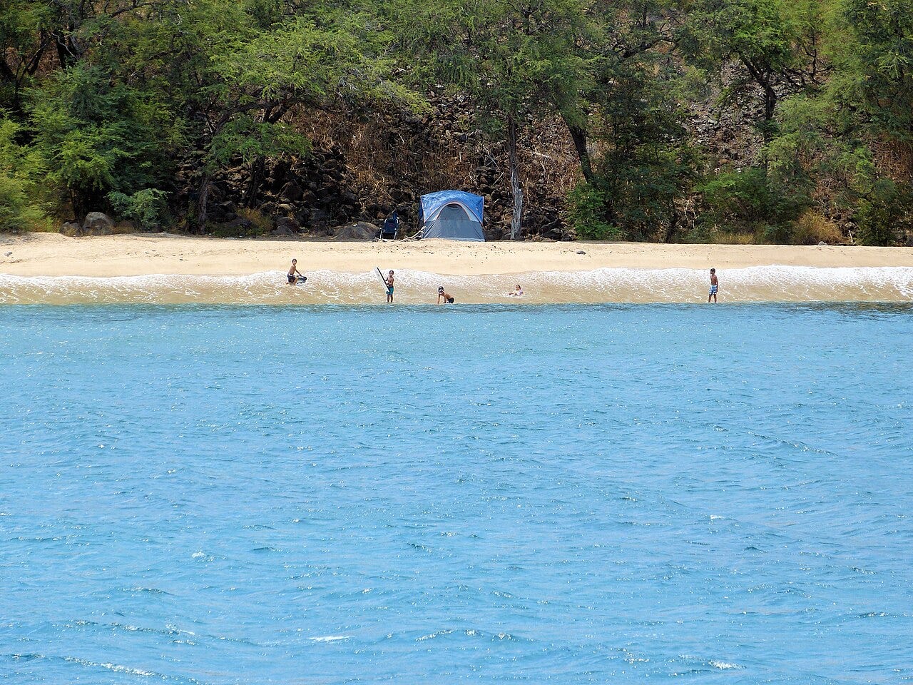 Photo: Sue Salisbury Maui H… / Wikimedia Commons (CC BY 3.0) Family Beach Camping, Sue Salisbury Maui Hawaii