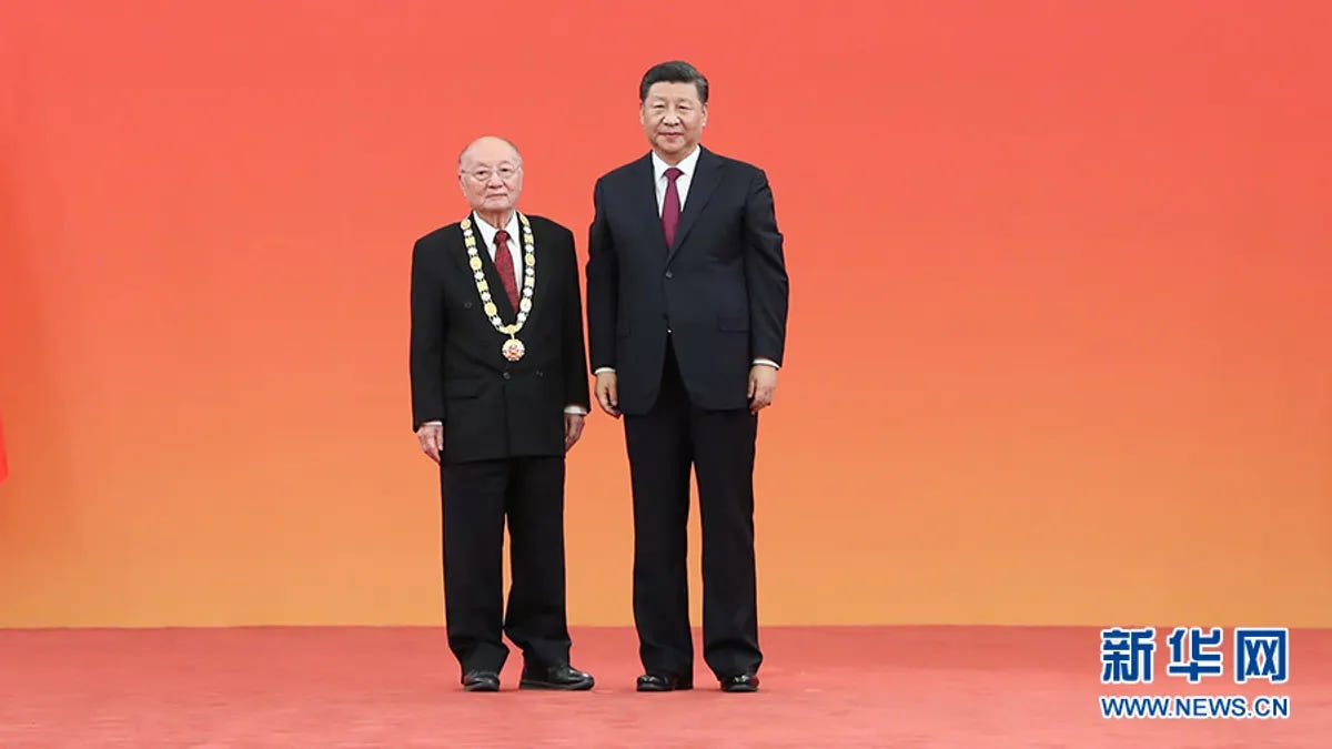 中國前駐美大使李道豫2019年獲「外交工作傑出貢獻者」之稱，圖為中共總書記習近平（右）為李道豫（左）頒獎合照。（取自新華社）