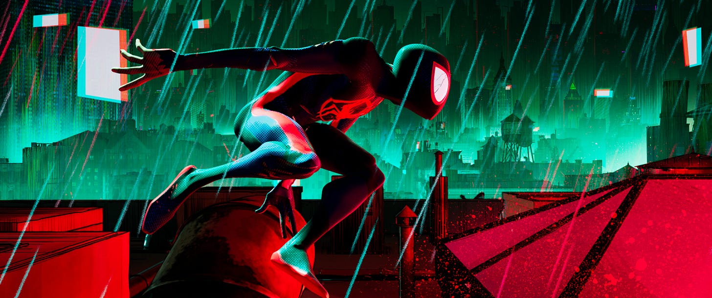 Spider-Man a punto de saltar en un tejado mientras llueve en medio de la noche.