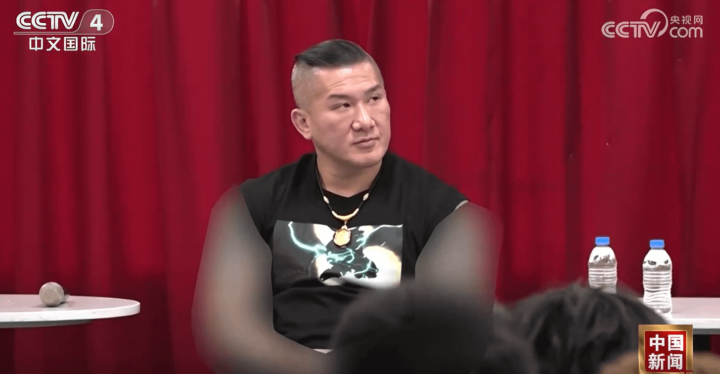 “馆长”陈之汉20日现身国民党全国青工总会举办的“青年沙龙”论坛,场论坛的画面被中国《央视新闻》截取后,馆长标志性的双臂刺青被打上马赛克。(图/翻摄自央视官网) “馆长”陈之汉20日现身国民党全国青工总会举办的“青年沙龙”论坛,场论坛的画面被中国《央视新闻》截取后,馆长标志性的双臂刺青被打上马赛克。(图/翻摄自央视官网)