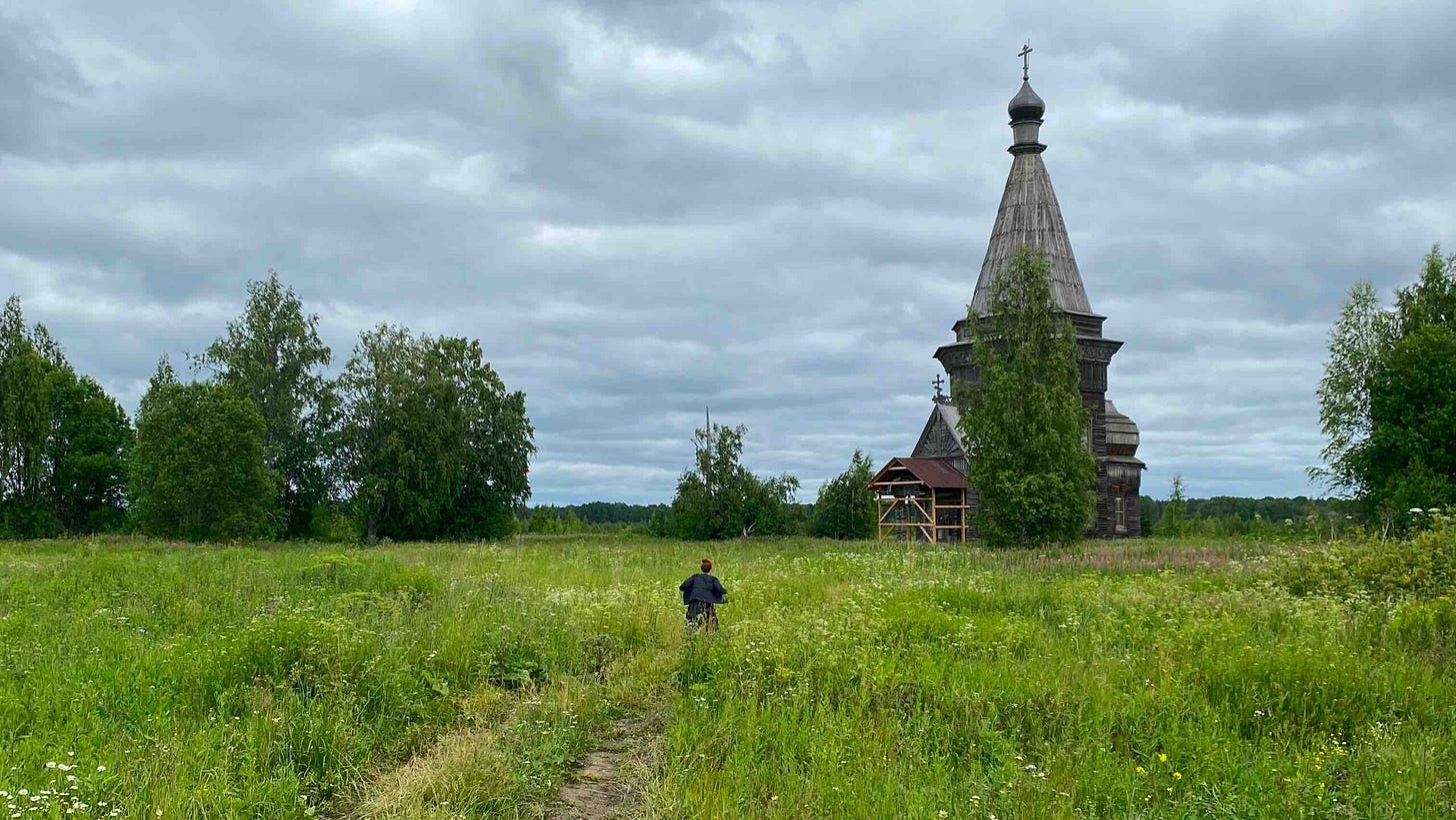 деревянная церковь в поле девушка бежит по тропинке в поле