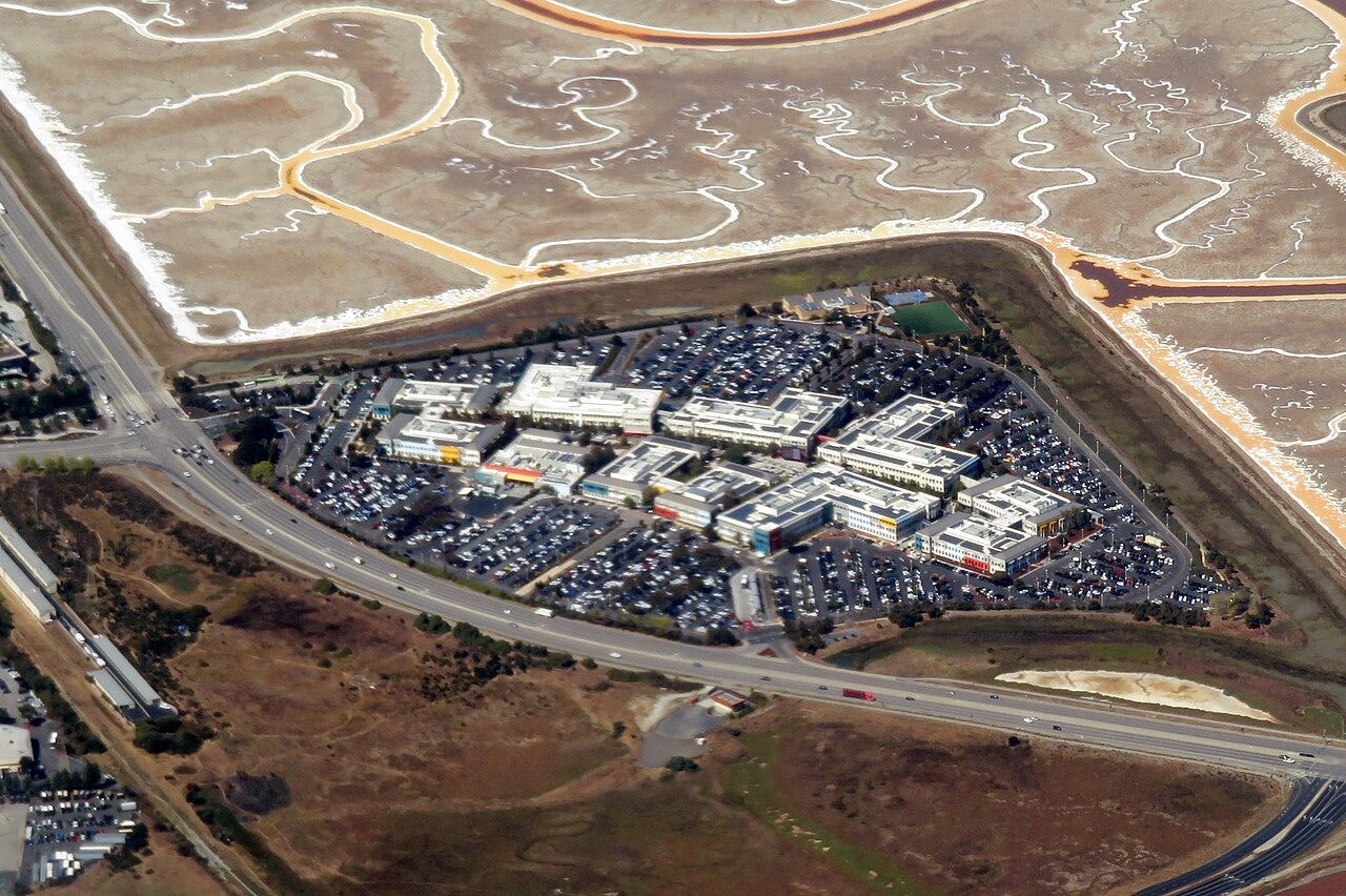 Meta 位於 Menlo Park 的園區空拍｜來源：Wikimedia Commons / Quintin Soloviev（CC BY-SA 3.0）
