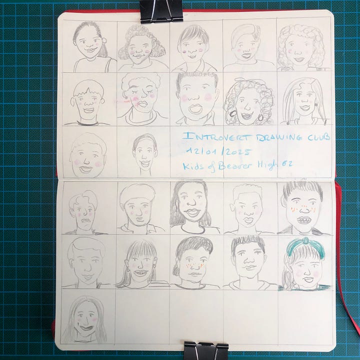 Photo de deux doubles-pages de mon sketchbook posé sur mon tapis de découpe. On y voit 41 portraits d'étudiants et de professeurs, réalisés au crayon graphite et crayons de couleurs.