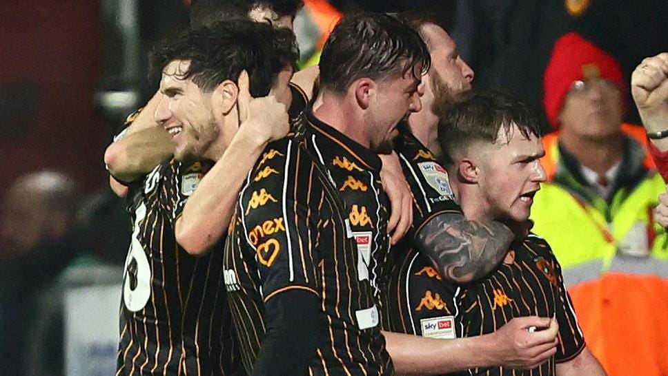 Wrexham 1-2 Hull City: Tigers boost play-off hopes with victory over Red Dragons - BBC Sport Wrexham 1-2 Hull City: Tigers boost play-off hopes with victory over Red Dragons - BBC Sport