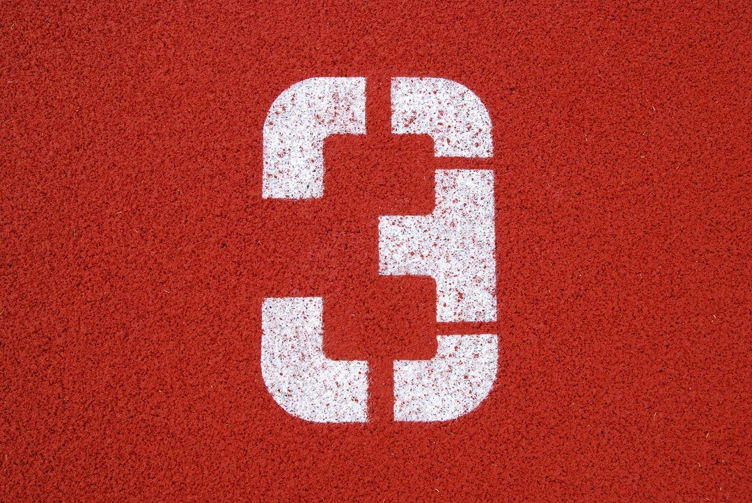 Startnummer von Bahn 3 einer Leichtathletikanlage | starting number of lane 3 (three) for track and field athletics