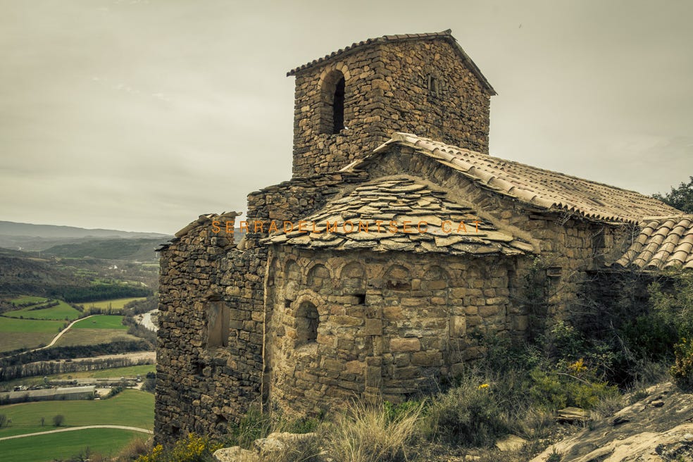 Església romànica de Sant Pere d’Orrit. Al fons, la silueta del Montsec i avall el riu Noguera Ribagorçana. Clotada d’Areny o la Terreta. Tremp, Lleida. Catalunya. Església romànica de Sant Pere d’Orrit. Al fons, la silueta del Montsec i avall el riu Noguera Ribagorçana. Clotada d’Areny o la Terreta. Tremp, Lleida. Catalunya.
