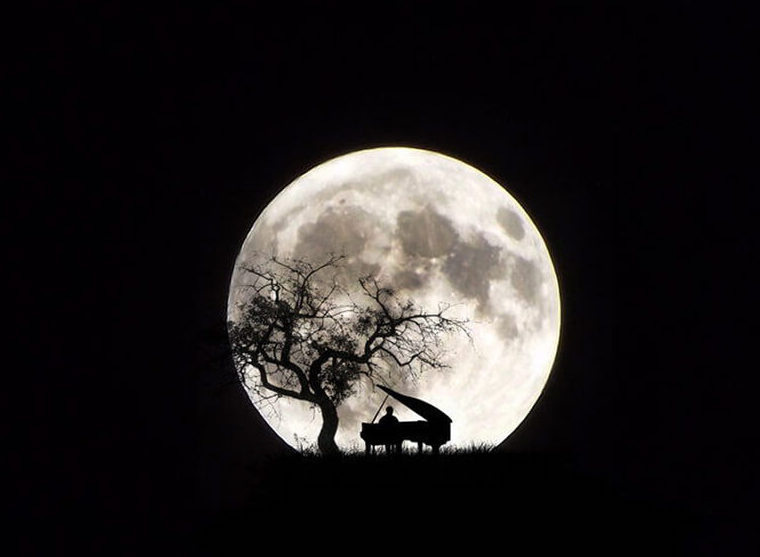 piano on moon