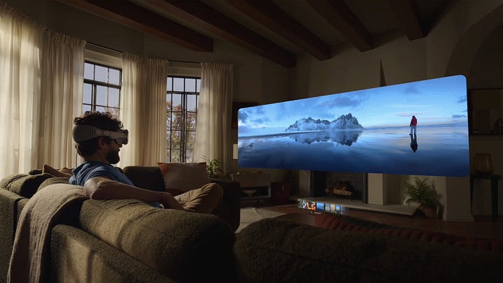 uma imagem de um homem sentado no sofá, usando o apple vision pro e vendo uma tela com uma imagem grande e em alta resolução na sua frente. ao lado, uma imagem do avatar de mark zuckerberg, em uma das entrevistas que ele deu "dentro do metaverso"