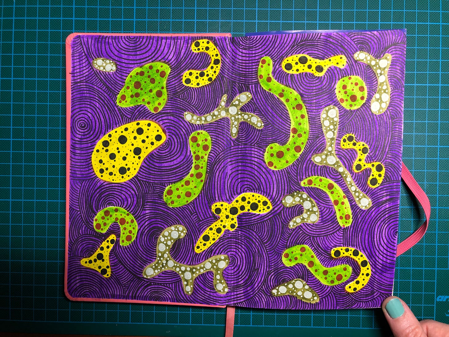 Photo de la page de garde de mon sketchbook : fond et tâches réalisés au marqueur Colorex de Pébéo, cercles dessinés aux liners noir et rouge de Uni-Pin et au Creative Marker blanc de Sharpie.