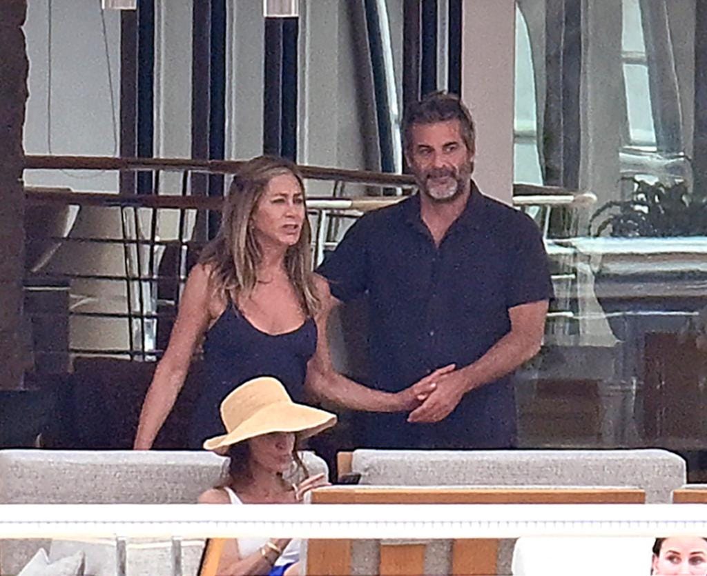 Jennifer Aniston and boyfriend Jim Curtis spotted on dinner date with Jason  Bateman and wife in NYC