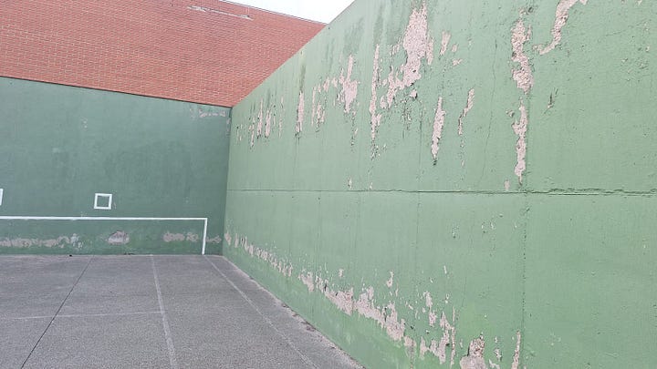 Estado de las pistas de frontenis del Polideportivo Municipal