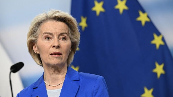 Ursula von der Leyen parla in una conferenza stampa, con una bandiera dell'Unione Europea visibile sullo sfondo