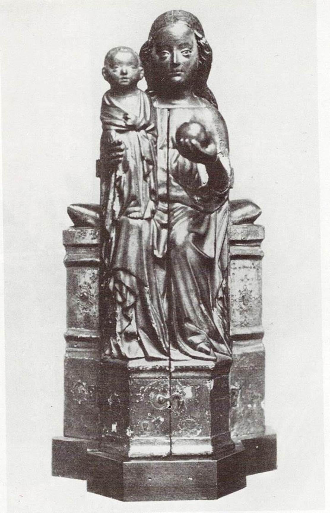 A statue of two people holding an apple

AI-generated content may be incorrect.