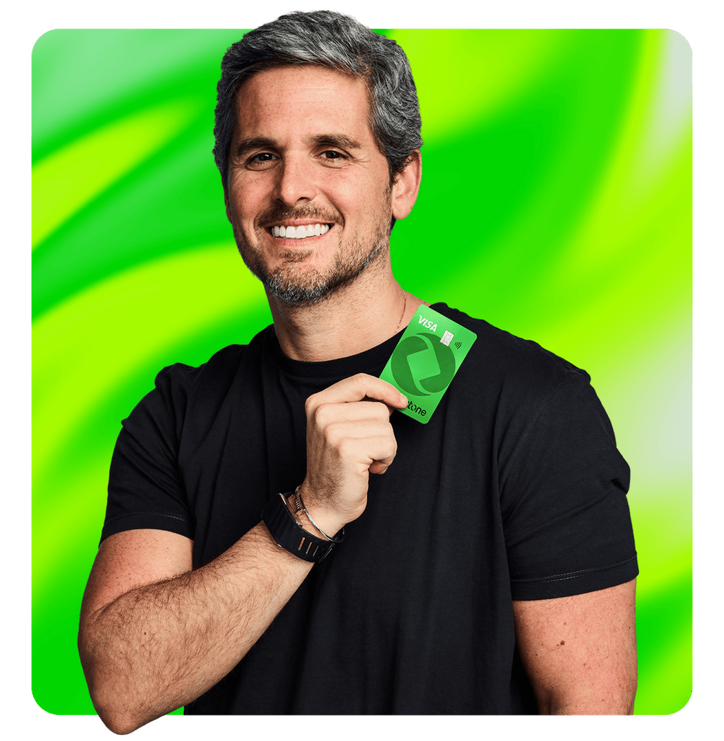 influenciador segurando cartão stone