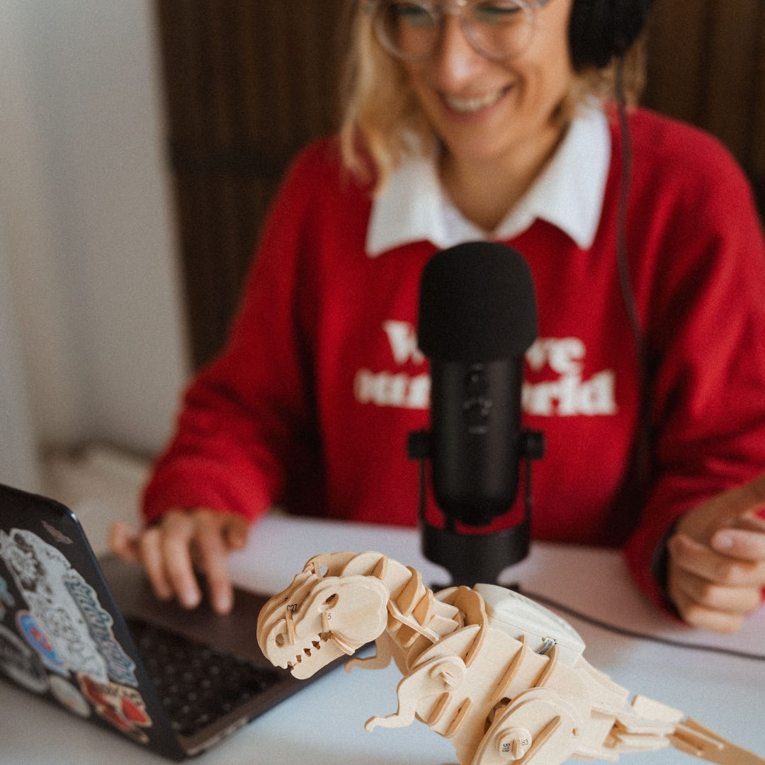 Photo de Anaïs Baumgarten en train d'enregistrer un épisode de podcast