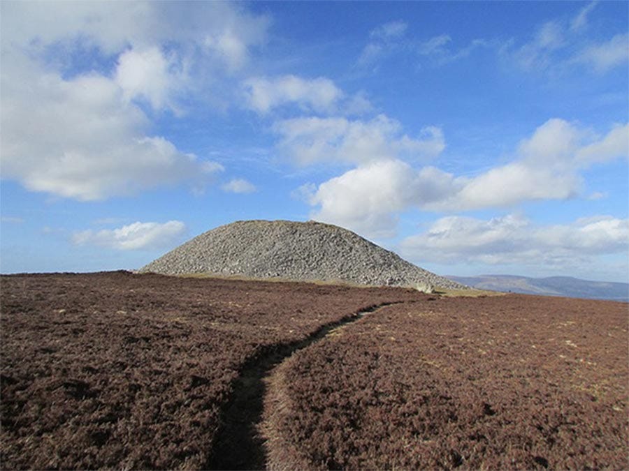 Queen Maeve's Tomb (Knocknarea) (CC BY-SA 2.0) Queen Maeve's Tomb (Knocknarea) (CC BY-SA 2.0)