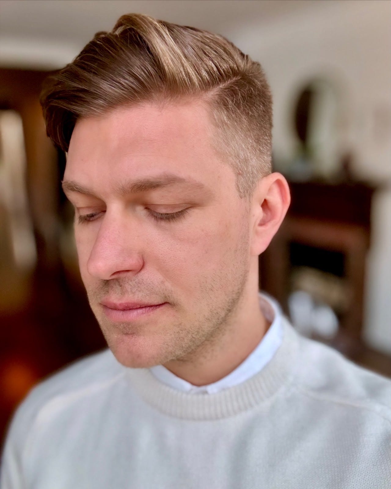 A person with his eyes closed

AI-generated content may be incorrect.