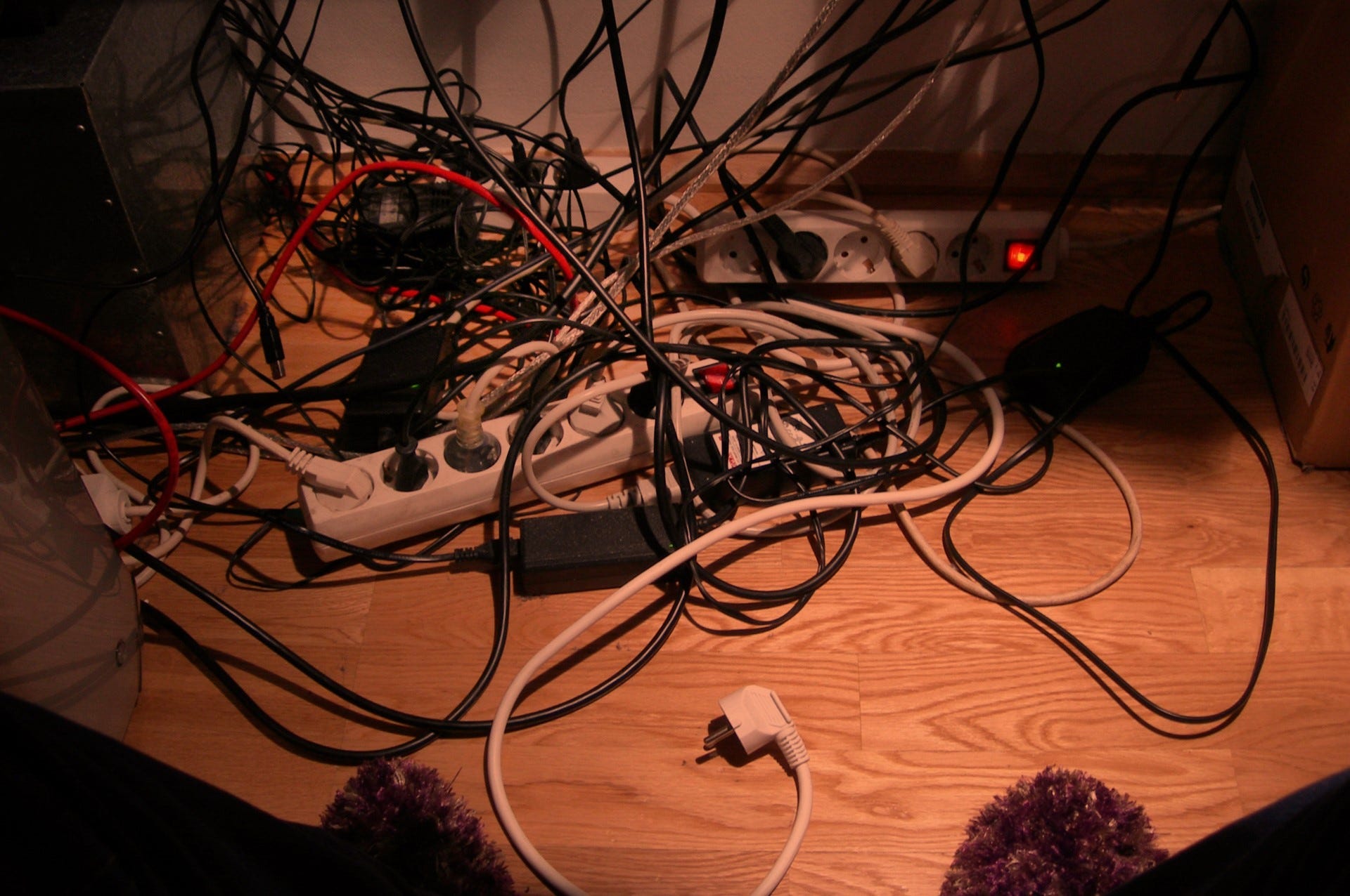 eu, um emaranhado de fios - by matheus - lan house