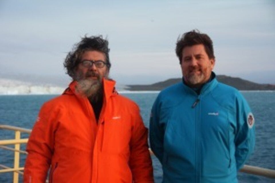 David y Arno a bordo del Irízar llevando los libros. (Fuente: Télam)