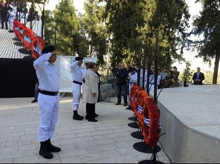 Mémorial sur le Mont Hertzl à Jérusalem, cérémonie des 50 ans de la disparition du sous-marin Dakar, en janvier 2018, remise de couronne par la veuve de l’officier Yossef Lahav Circurel disparu à l’âge de 25 ans à bord du Dakar. Mémorial sur le Mont Hertzl à Jérusalem, cérémonie des 50 ans de la disparition du sous-marin Dakar, en janvier 2018, remise de couronne par la veuve de l’officier Yossef Lahav Circurel disparu à l’âge de 25 ans à bord du Dakar.