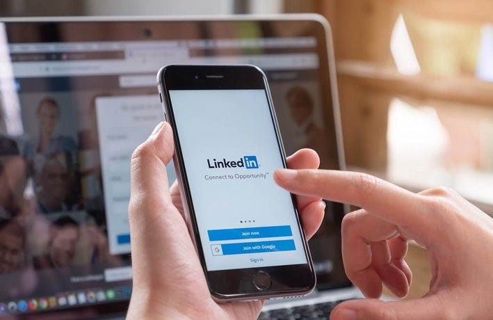 Best Time To Post on LinkedIn [By Industry & Audience] - Startups