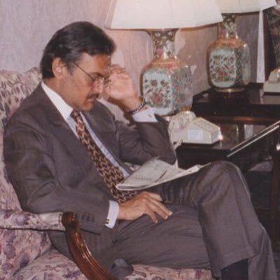 Dr. Abdulla Almadani د.عبدالله المدني على X: "الأمير الراحل سعود الفيصل  يرحمه الله يقرأ إحدى الصحف https://t.co/Z7mQr8c4ZY" / X