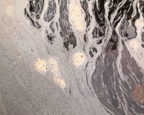 Schaumblasen auf einem Wasserlauf