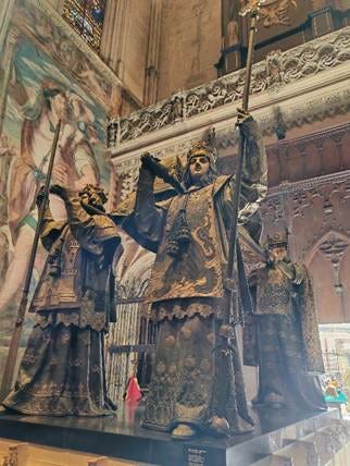 Estatuas de estatuas en un edificio. El contenido generado por IA puede ser incorrecto.