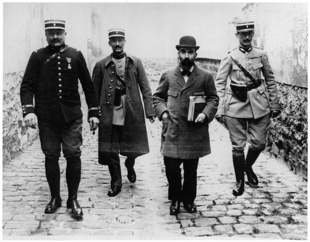 Henri Desire Landru (1869-1922) mit drei Polizisten, ca. 1919