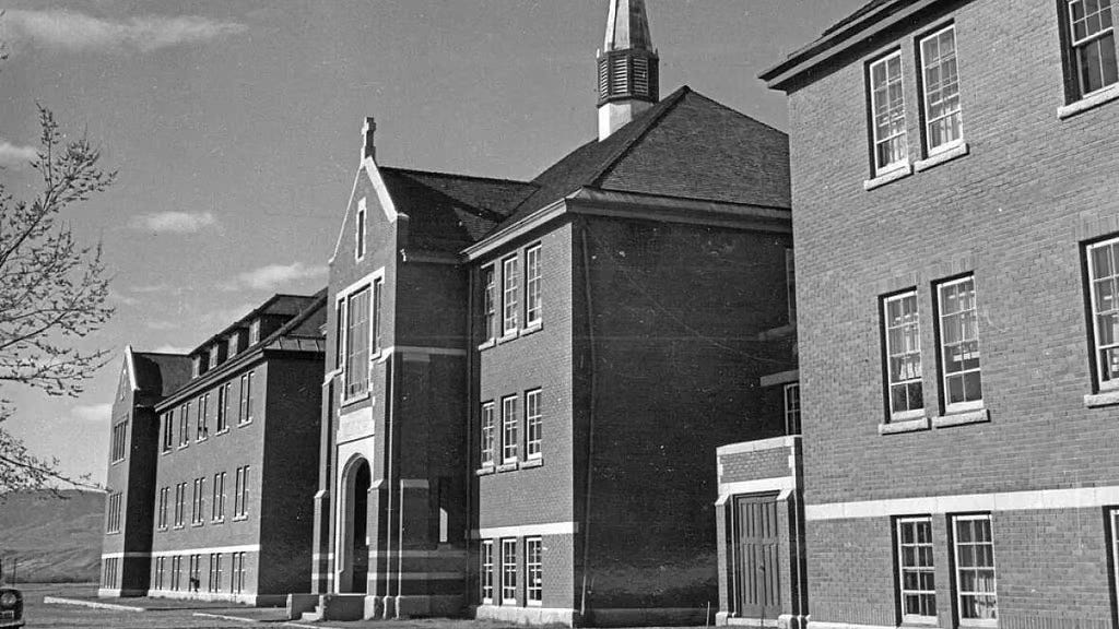 A building with a steeple

AI-generated content may be incorrect.