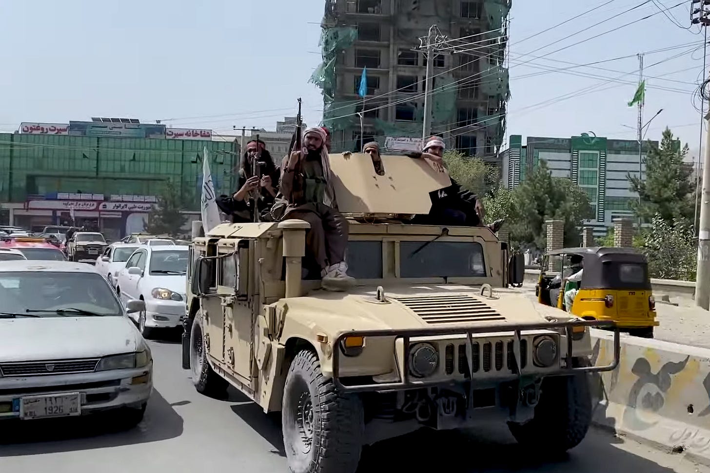 Talibananoj sur militista veturilo en Kabul, 2021