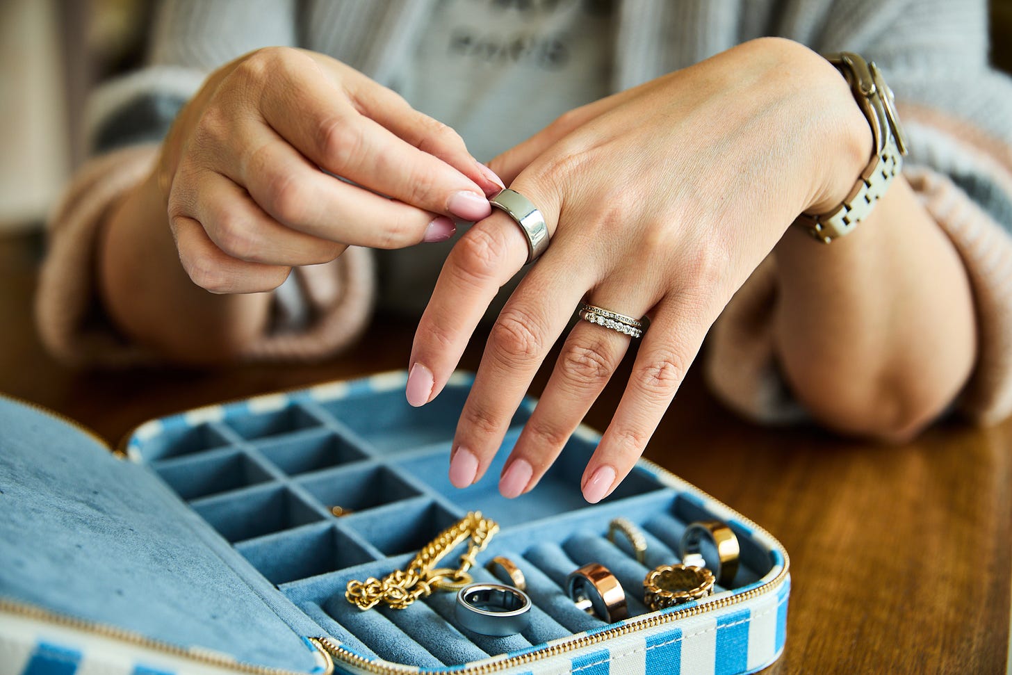 Oura Ring 4 in silver styled with fine jewellery