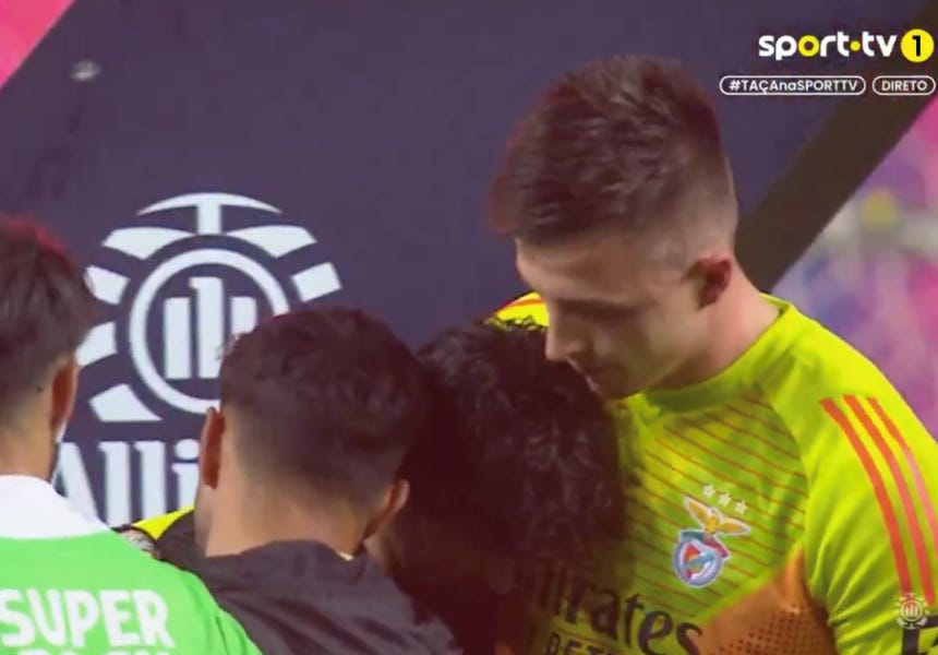 Trubin foi confortar Trincão após o penálti que deu a Taça da Liga ao  Benfica