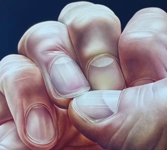 Peinture exposée à Berlin, montrant une main serrée en poing en très, très gros plan