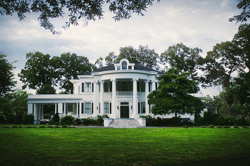 White Southern plantation-style mansion with white pillars