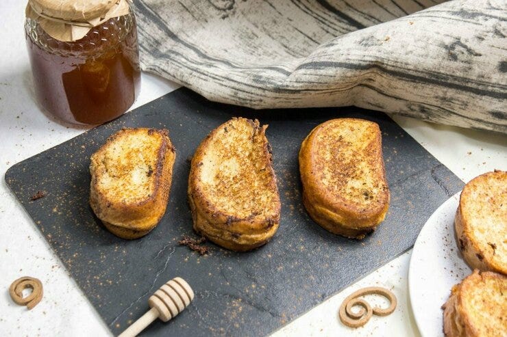 Torrijas con canela, miel y un toque de curry