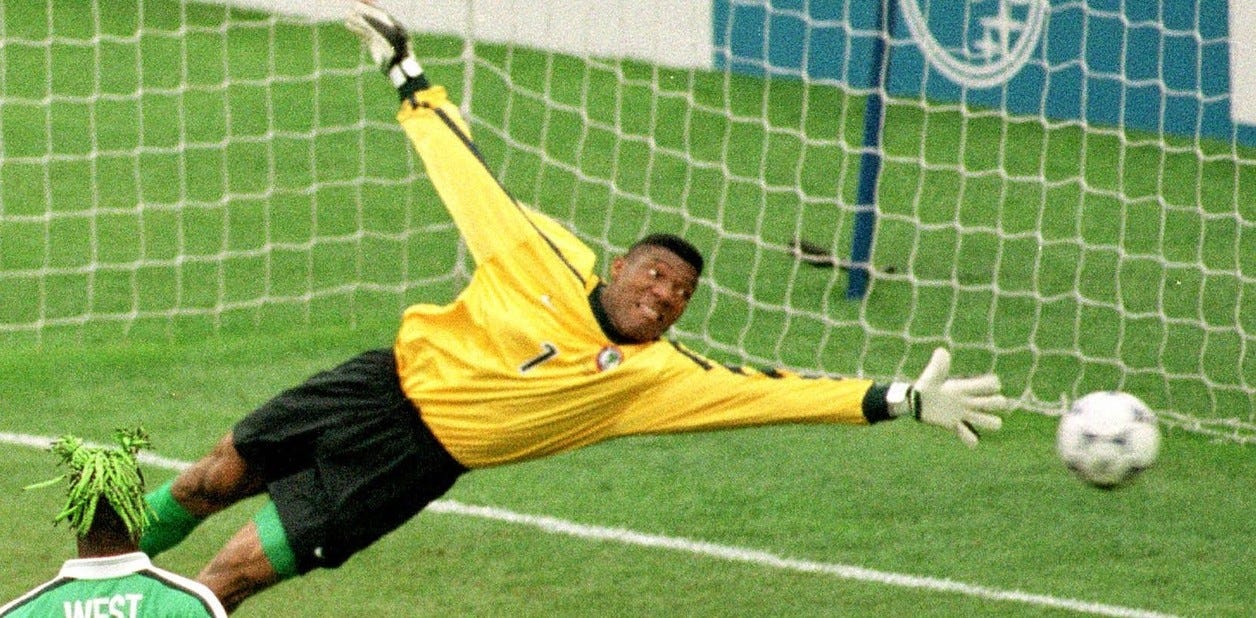 Murió Peter Rufai, el histórico arquero de Nigeria que no quiso ser rey y que enfrentó a Diego Maradona en su último partido en una Copa del Mundo