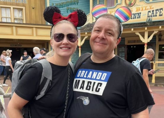 Pessoas sorrindo posando para foto    O conteúdo gerado por IA pode estar incorreto.
