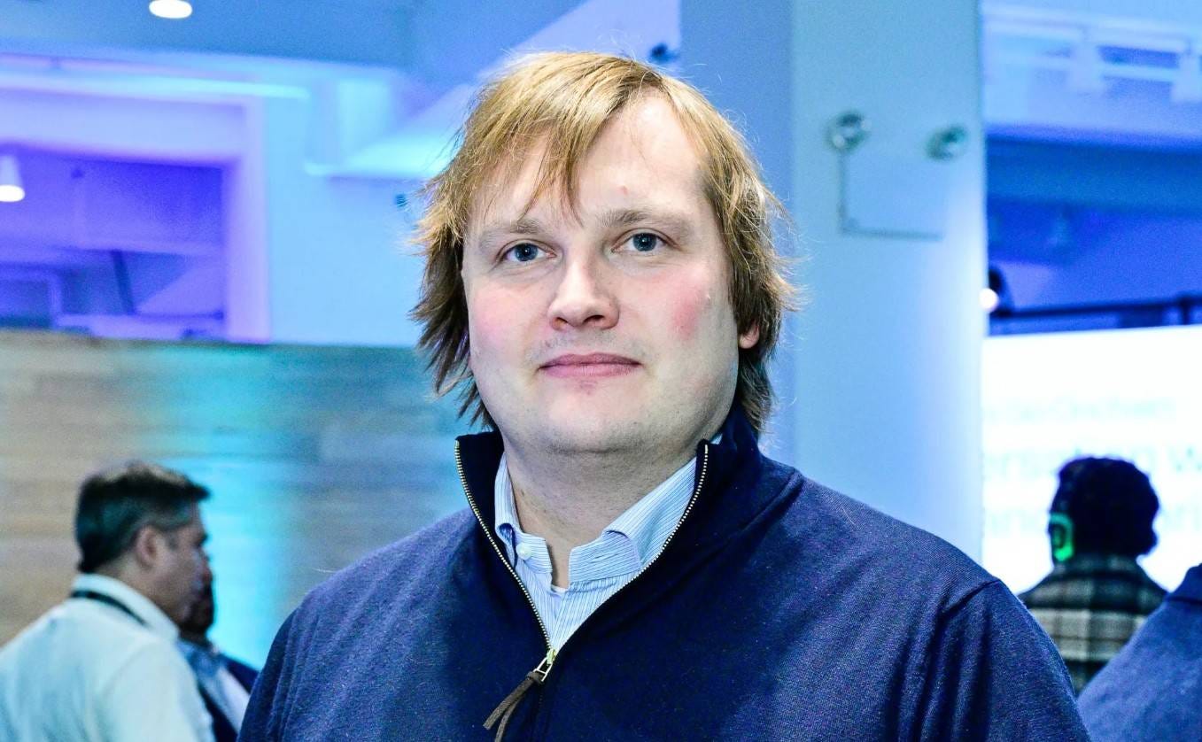 Это Станислав Кулечев, основатель крупнейшего криптолендингового DeFi-протокола Aave (говорят, недавно купил в Лондоне особняк за 30 лямов баксов)