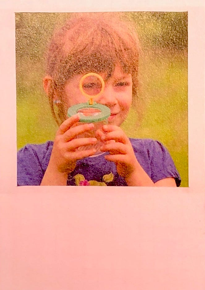 Photo d'une fillette sur laquelle est collée un papier blanc dont un carré a été découpé afin de laisser voir la photo, imitant une photographie polaroid.