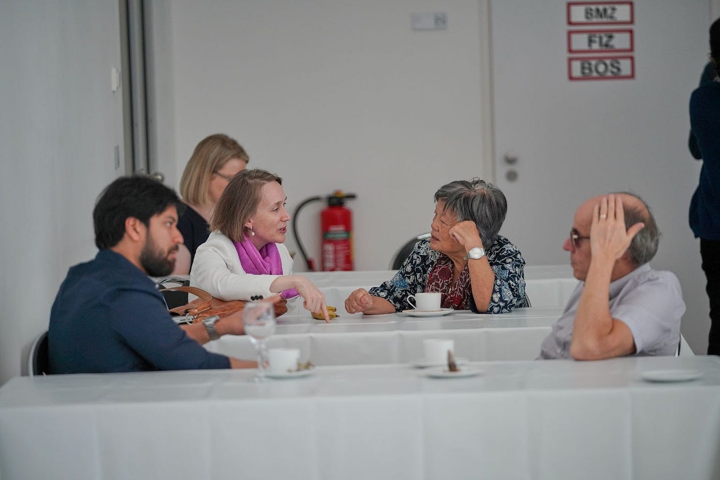 Conversations taking place over breakfast during the Ernst Strüngmann Forum. Conversations taking place over breakfast during the Ernst Strüngmann Forum.