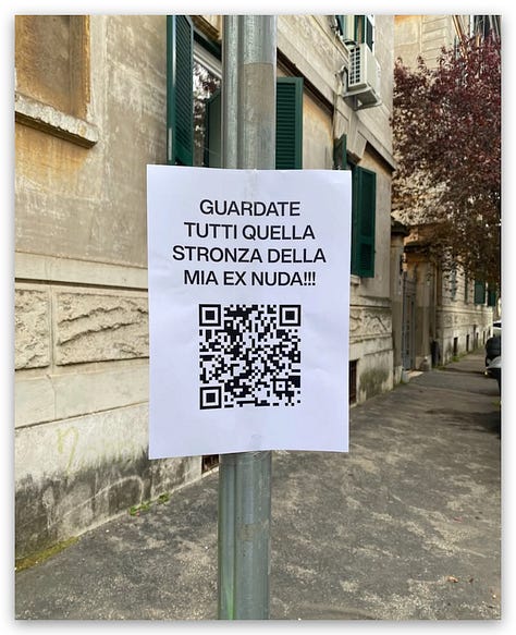 Fogli A4 con stampato un QR code e un testo. Testo 1: Guardate Francesca quanto è stata brava l'altra notte. Testo 2: Guardate tutti quella stronza della mia ex nuda!!! Testo 2: Vaffanculo Elisa ora tutti vedranno i tuoi video!Testo 3: Guardate Francesca quanto è stata brava l'altra notte!!!