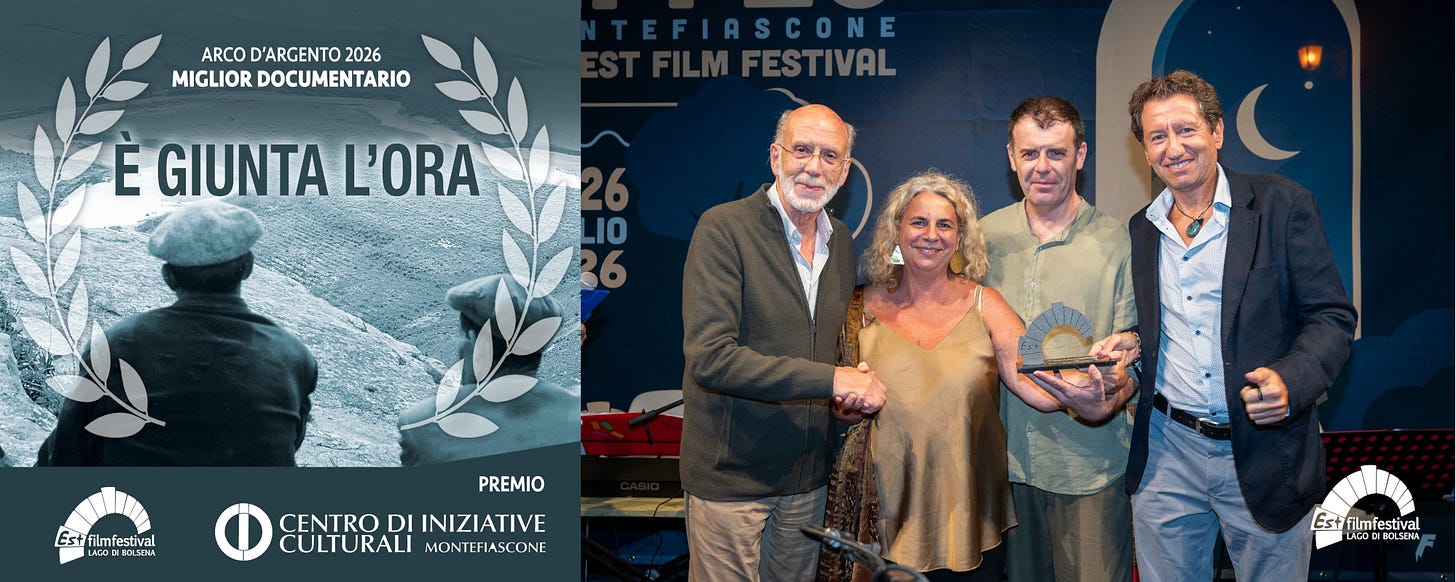 Giancarlo Breccola consegna ad Angela Scafidi, Nicola Tella e Salvatore De Santis l’Arco d’argento per il miglior documentario.
