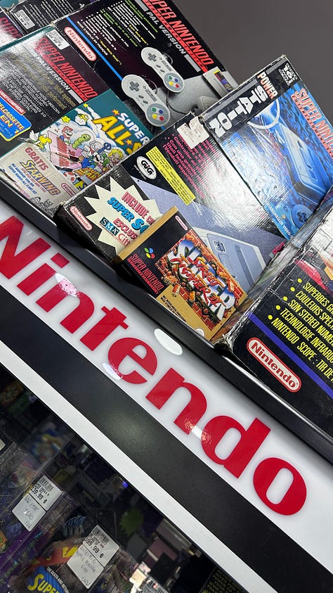 Φωτογραφίες από ορισμένα καταστήματα με video games στο Παρίσι