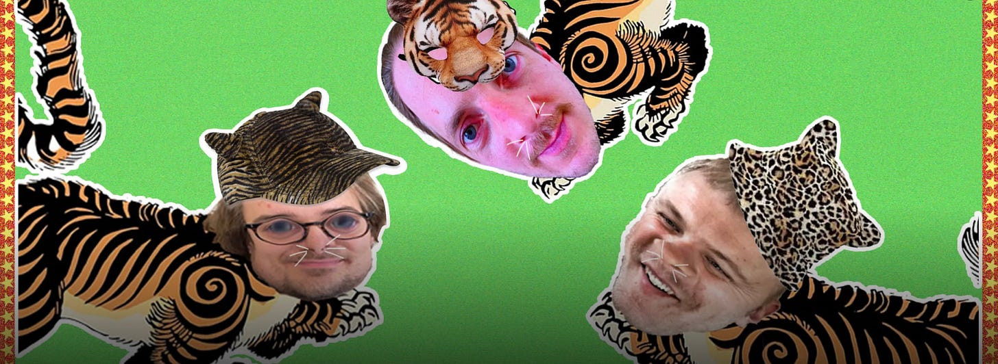Een plaatje waarin tegen een groene achtergrond de hoofden van de hosts van AT6 zijn uitgenknipt en op een illustratie van een tijger zijn geplakt. Ze dragen ook allemaal een tijgerpetje. De hosts zijn drie witte mannen van eind 30 Een plaatje waarin tegen een groene achtergrond de hoofden van de hosts van AT6 zijn uitgenknipt en op een illustratie van een tijger zijn geplakt. Ze dragen ook allemaal een tijgerpetje. De hosts zijn drie witte mannen van eind 30