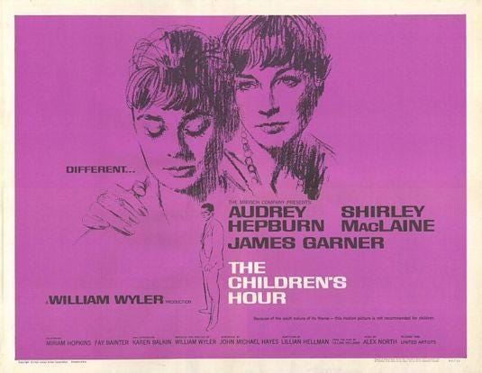 Locandina del film The Children’s Hour (1961) su sfondo viola. In alto, due ritratti disegnati a matita di Audrey Hepburn e Shirley MacLaine: Hepburn guarda in basso con espressione turbata, mentre MacLaine fissa lo spettatore con aria intensa. Accanto a Hepburn, in piccolo, la scritta: “Different…”. Sotto i volti, la figura stilizzata del co-protagonista James Garner. In basso a destra, in caratteri bianchi e neri: “The Children’s Hour”, seguito dai nomi degli attori principali: Audrey Hepburn, Shirley MacLaine, James Garner. La locandina è firmata dal regista William Wyler e include i crediti in caratteri piccoli lungo il bordo inferiore.