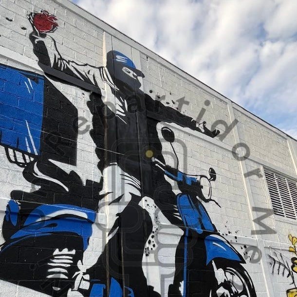 Graffiti homenaje a conductores y repartidores de plataformas. Foto original de #NiUnRepartidorMenos
