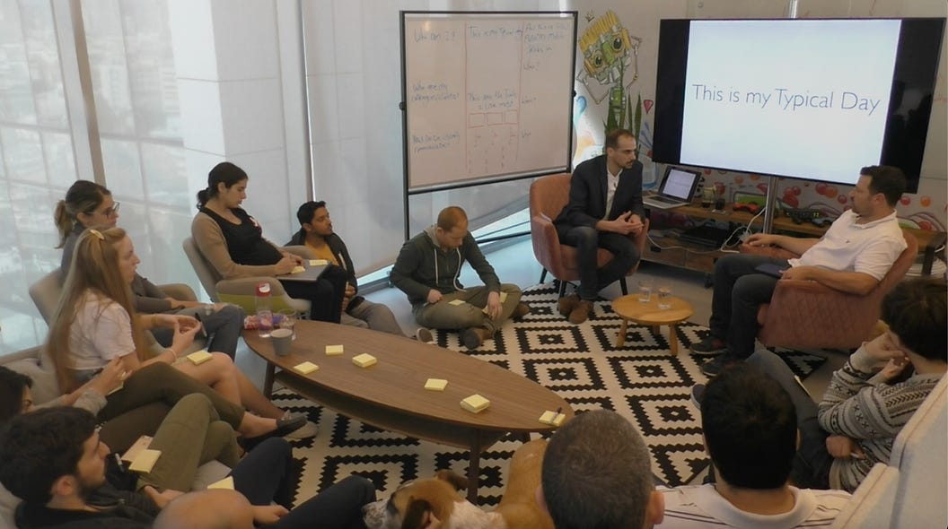 ״בסלון של סלומון״ - סדרת מפגשים בהם הזמנתי משתמשים (כמו רפי פה בתמונה) כשכל הצוות יושב מסביב, שואל שאלות ובעיקר מקשיב על איך רפי משתמש במוצר שלנו