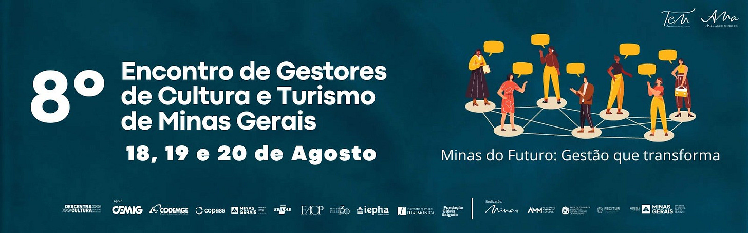 #descrevemospravocê  Banner horizontal de divulgação do 8º Encontro de Gestores de Cultura e Turismo de Minas Gerais, com as datas destacadas: 18, 19 e 20 de agosto. O fundo é azul escuro, e os textos estão dispostos em letras brancas e negritadas. Abaixo do título principal, está o lema do evento: "Minas do Futuro: Gestão que transforma".  À direita, há uma ilustração colorida com nove pessoas distribuídas em círculos brancos interligados por linhas, formando uma rede de conexões. Cada pessoa está em pé sobre um dos círculos, representando a ideia de troca e articulação entre os participantes. Acima de cada personagem há balões de fala amarelos, reforçando o conceito de diálogo. As figuras humanas têm diferentes tons de pele e estão vestidas com roupas variadas em laranja, vermelho, amarelo, vinho e azul. A ilustração sugere diversidade e cooperação.  No canto superior direito, está o selo comemorativo dos 20 anos da Política de Descentralização da Cultura de Minas Gerais, com o texto caligráfico “Tem Alma”.  Na parte inferior do banner, aparecem os logotipos dos apoiadores e realizadores, como Cemig, Codemge, Copasa, Sebrae, Iepha, Fundação Clóvis Salgado, Rede de Gestores Municipais de Cultura e Turismo, Fecitur, AMM (Associação Mineira de Municípios), e o Governo de Minas Gerais, com a marca “Liberdade mora em Minas”.