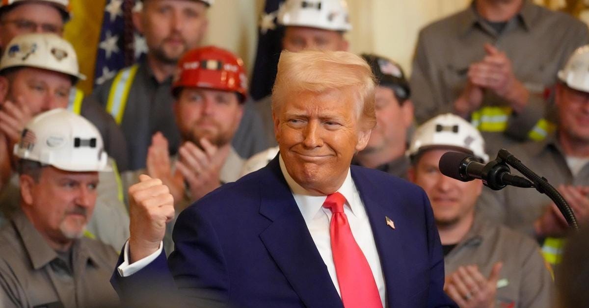 Donald Trump posa con un grupo de mineros tras firmar el decreto con el que impulsa el usa del carbón en EEUU.